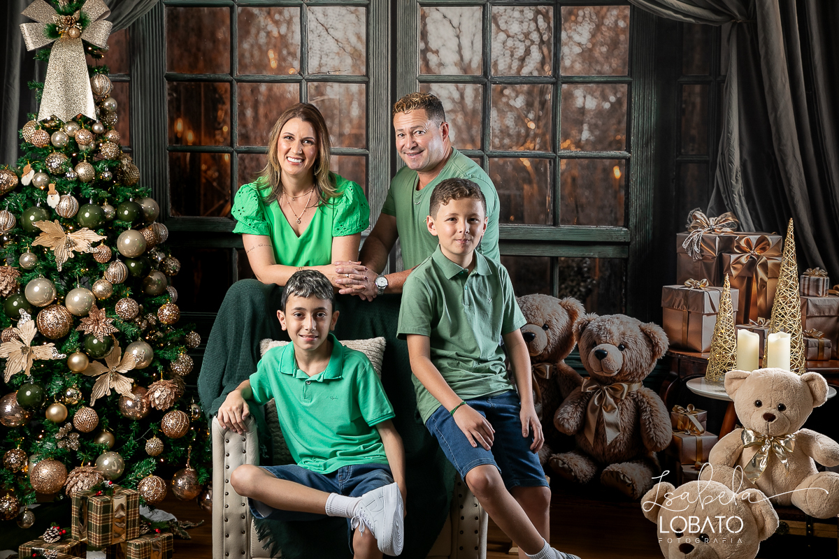 ensaio-fotografico-de-natal-cenario-fotografico-de-natal-fundo-fotografico-de-natal-2024-melhor-fotografo-em-barbacena-retratos-de-natal-mini-sessao-fotografica-de-natal-retratos-de-familia-no-natal-arvore-de-natal-decoracao-de-natal-em-barbacena-natal