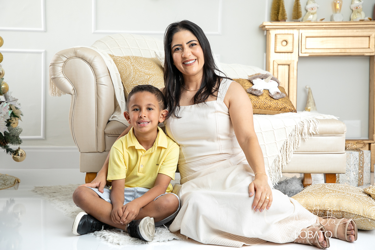 ensaio-fotografico-de-natal-cenario-fotografico-de-natal-fundo-fotografico-de-natal-2024-melhor-fotografo-em-barbacena-retratos-de-natal-mini-sessao-fotografica-de-natal-retratos-de-familia-no-natal-arvore-de-natal-decoracao-de-natal-em-barbacena-natal