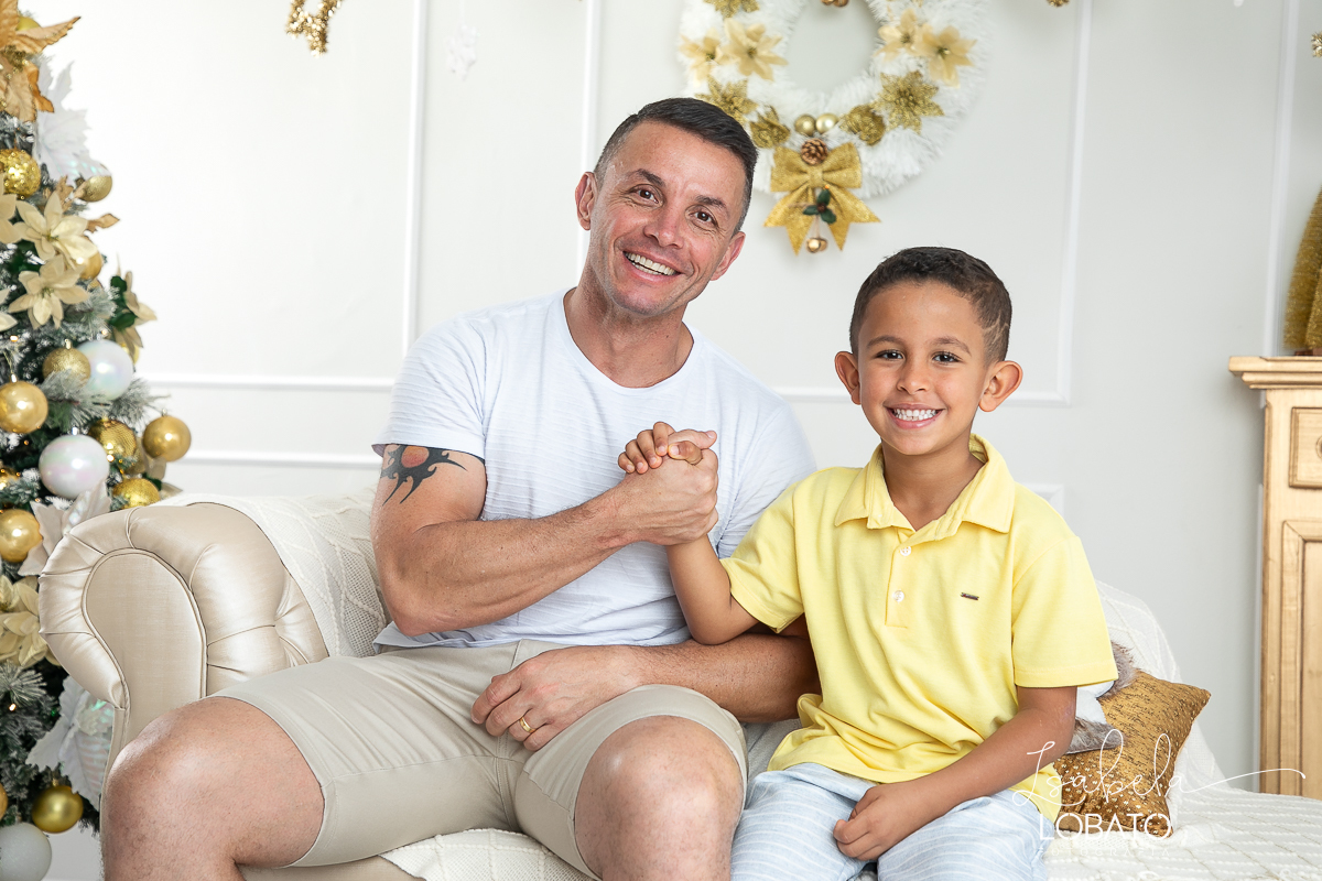 ensaio-fotografico-de-natal-cenario-fotografico-de-natal-fundo-fotografico-de-natal-2024-melhor-fotografo-em-barbacena-retratos-de-natal-mini-sessao-fotografica-de-natal-retratos-de-familia-no-natal-arvore-de-natal-decoracao-de-natal-em-barbacena-natal