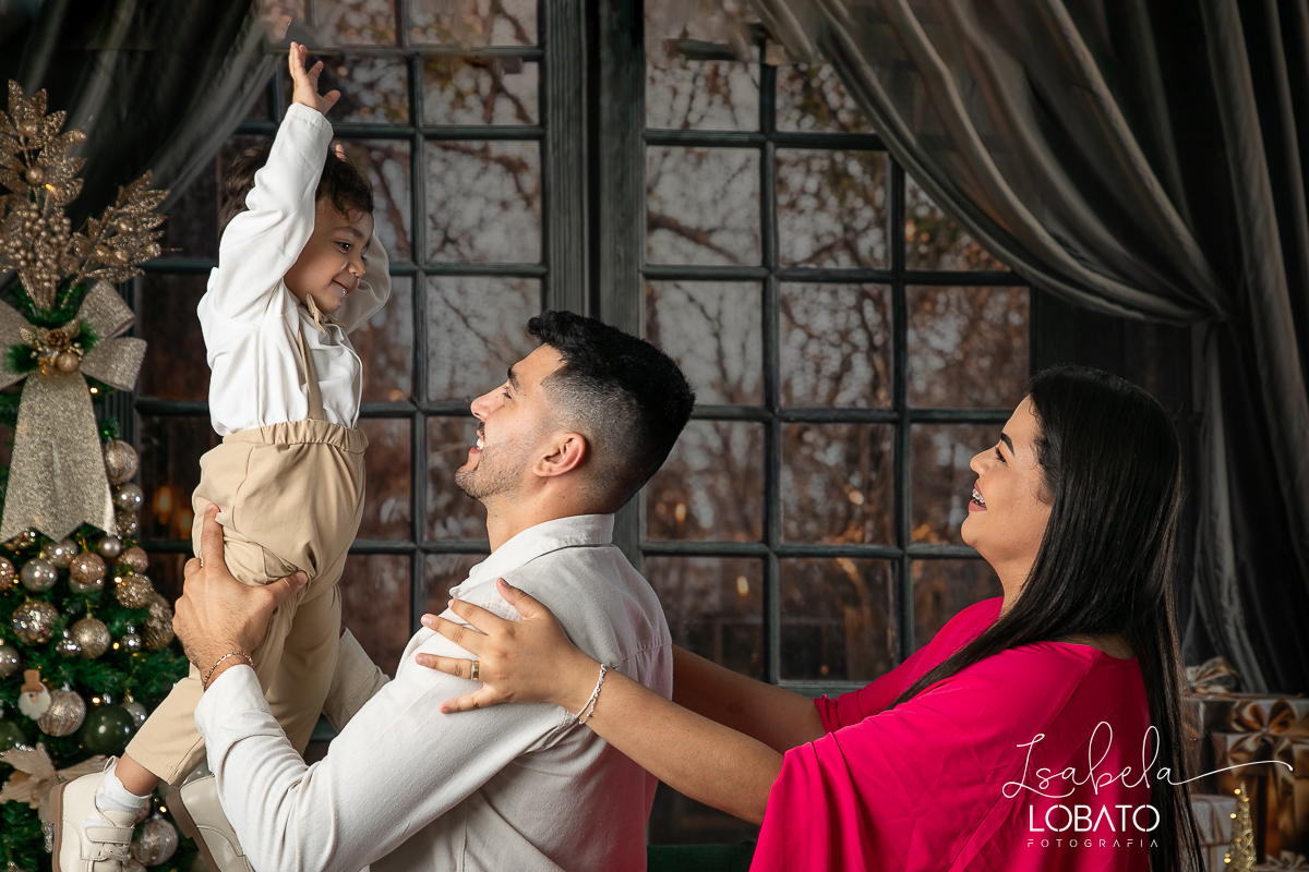 ensaio-fotografico-de-natal-cenario-fotografico-de-natal-fundo-fotografico-de-natal-2024-melhor-fotografo-em-barbacena-retratos-de-natal-mini-sessao-fotografica-de-natal-retratos-de-familia-no-natal-arvore-de-natal-decoracao-de-natal-em-barbacena-natal
