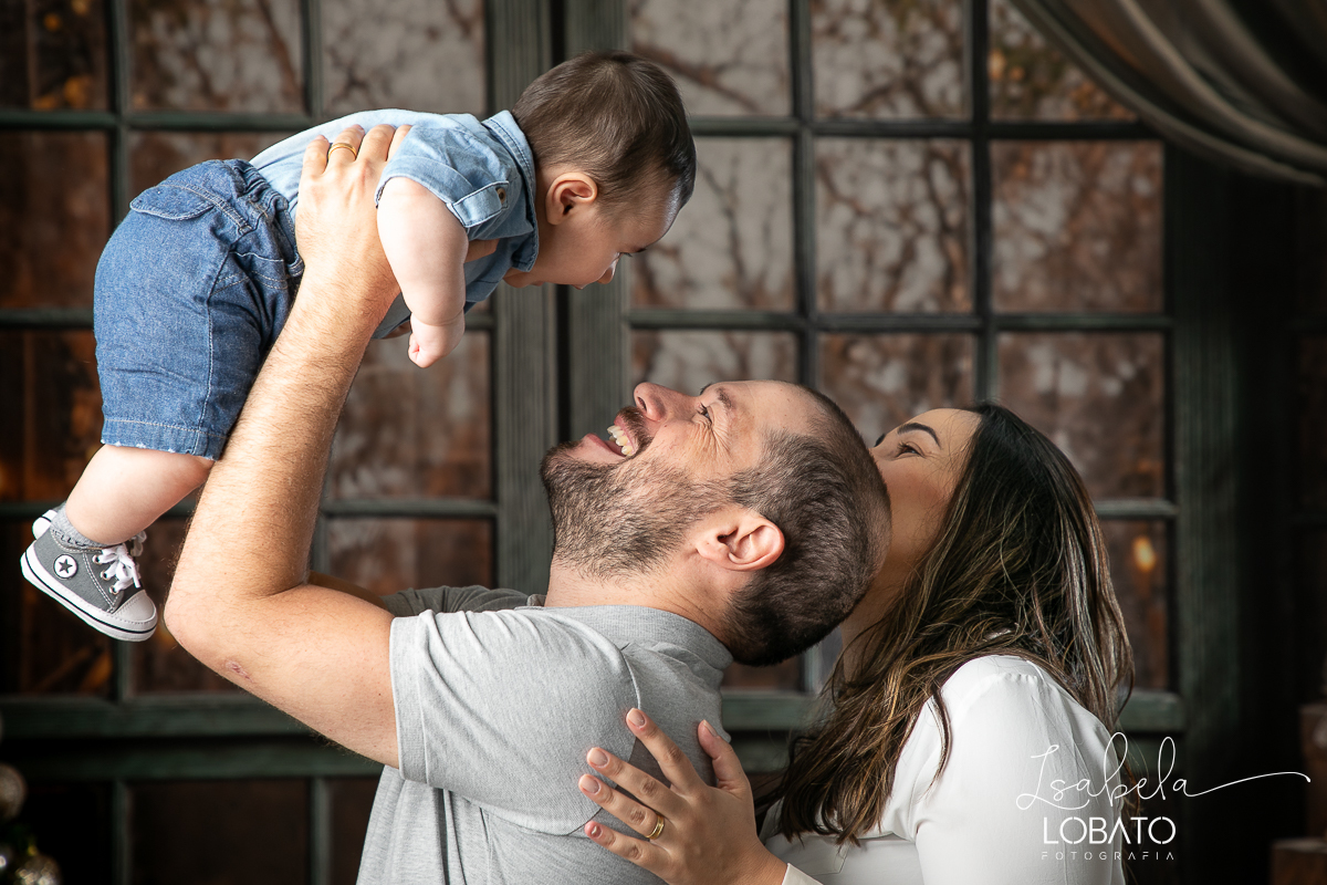 ensaio-fotografico-de-natal-cenario-fotografico-de-natal-fundo-fotografico-de-natal-2024-melhor-fotografo-em-barbacena-retratos-de-natal-mini-sessao-fotografica-de-natal-retratos-de-familia-no-natal-arvore-de-natal-decoracao-de-natal-em-barbacena-natal
