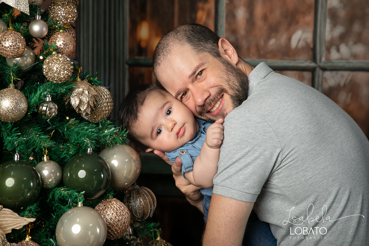 ensaio-fotografico-de-natal-cenario-fotografico-de-natal-fundo-fotografico-de-natal-2024-melhor-fotografo-em-barbacena-retratos-de-natal-mini-sessao-fotografica-de-natal-retratos-de-familia-no-natal-arvore-de-natal-decoracao-de-natal-em-barbacena-natal