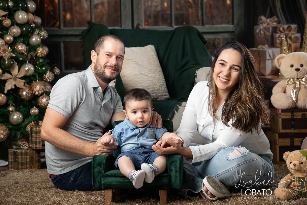 ensaio-fotografico-de-natal-cenario-fotografico-de-natal-fundo-fotografico-de-natal-2024-melhor-fotografo-em-barbacena-retratos-de-natal-mini-sessao-fotografica-de-natal-retratos-de-familia-no-natal-arvore-de-natal-decoracao-de-natal-em-barbacena-natal