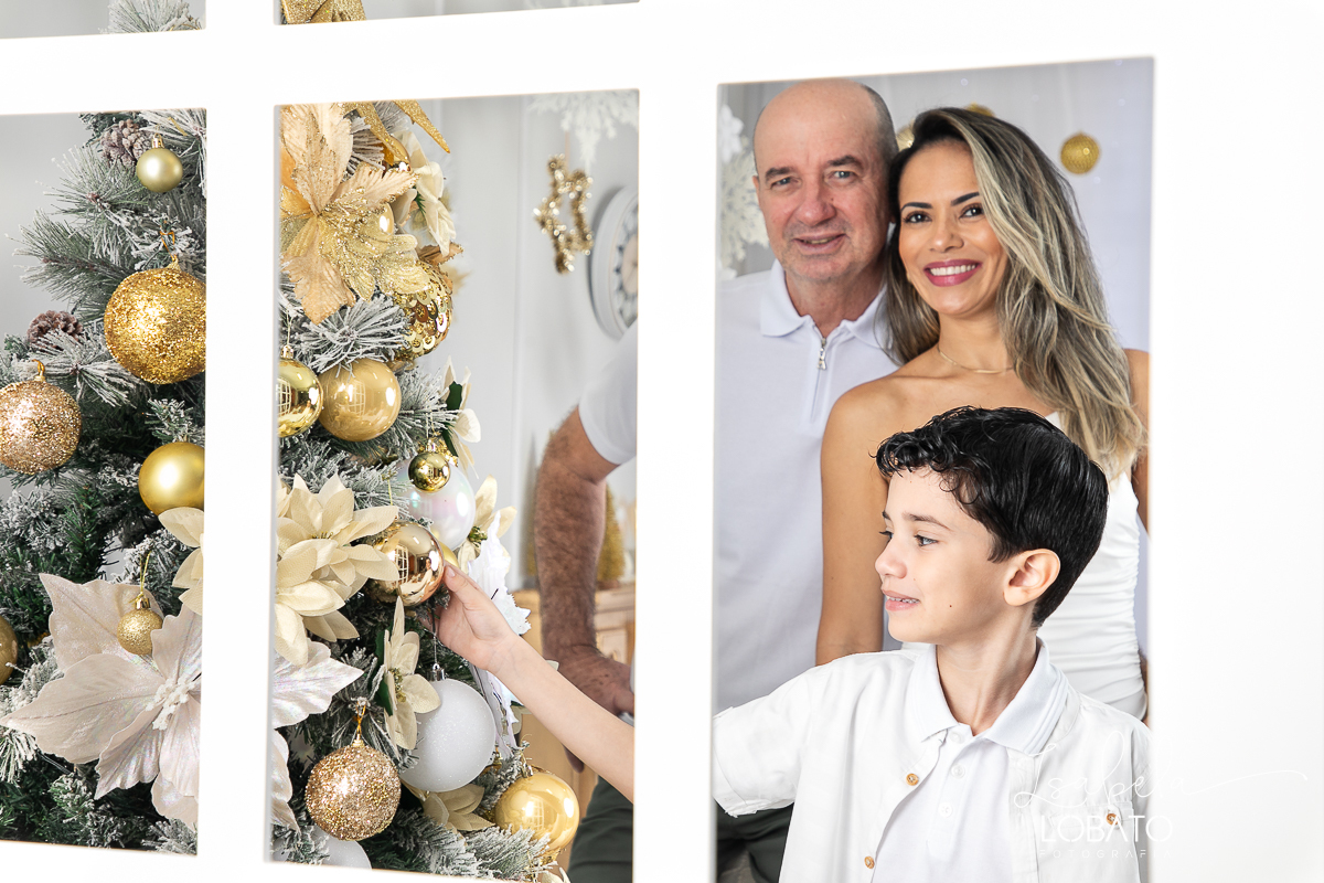 ensaio-fotografico-de-natal-cenario-fotografico-de-natal-fundo-fotografico-de-natal-2024-melhor-fotografo-em-barbacena-retratos-de-natal-mini-sessao-fotografica-de-natal-retratos-de-familia-no-natal-arvore-de-natal-decoracao-de-natal-em-barbacena-natal