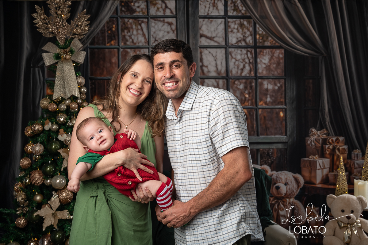 ensaio-fotografico-de-natal-cenario-fotografico-de-natal-fundo-fotografico-de-natal-2024-melhor-fotografo-em-barbacena-retratos-de-natal-mini-sessao-fotografica-de-natal-retratos-de-familia-no-natal-arvore-de-natal-decoracao-de-natal-em-barbacena-natal