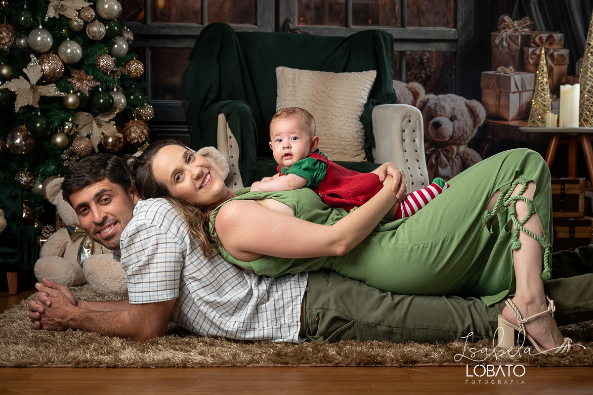 ensaio-fotografico-de-natal-cenario-fotografico-de-natal-fundo-fotografico-de-natal-2024-melhor-fotografo-em-barbacena-retratos-de-natal-mini-sessao-fotografica-de-natal-retratos-de-familia-no-natal-arvore-de-natal-decoracao-de-natal-em-barbacena-natal