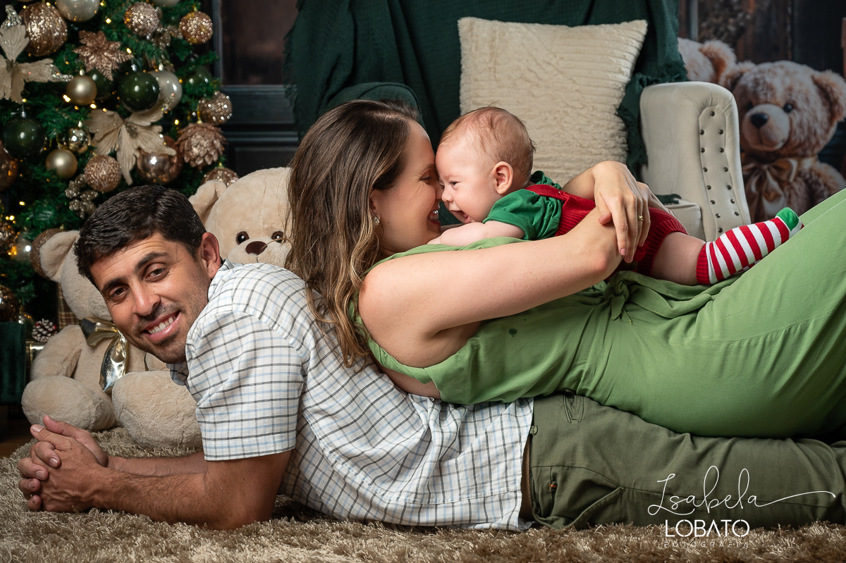 ensaio-fotografico-de-natal-cenario-fotografico-de-natal-fundo-fotografico-de-natal-2024-melhor-fotografo-em-barbacena-retratos-de-natal-mini-sessao-fotografica-de-natal-retratos-de-familia-no-natal-arvore-de-natal-decoracao-de-natal-em-barbacena-natal