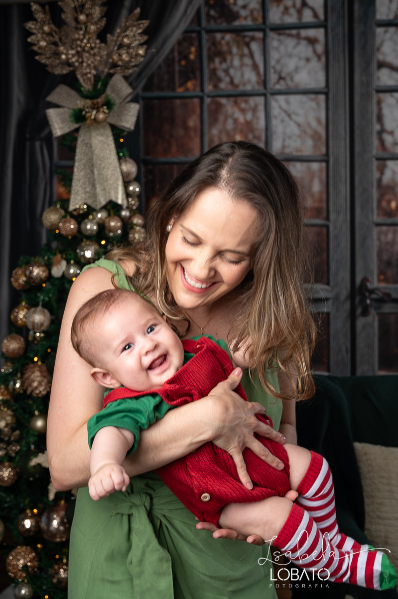 ensaio-fotografico-de-natal-cenario-fotografico-de-natal-fundo-fotografico-de-natal-2024-melhor-fotografo-em-barbacena-retratos-de-natal-mini-sessao-fotografica-de-natal-retratos-de-familia-no-natal-arvore-de-natal-decoracao-de-natal-em-barbacena-natal