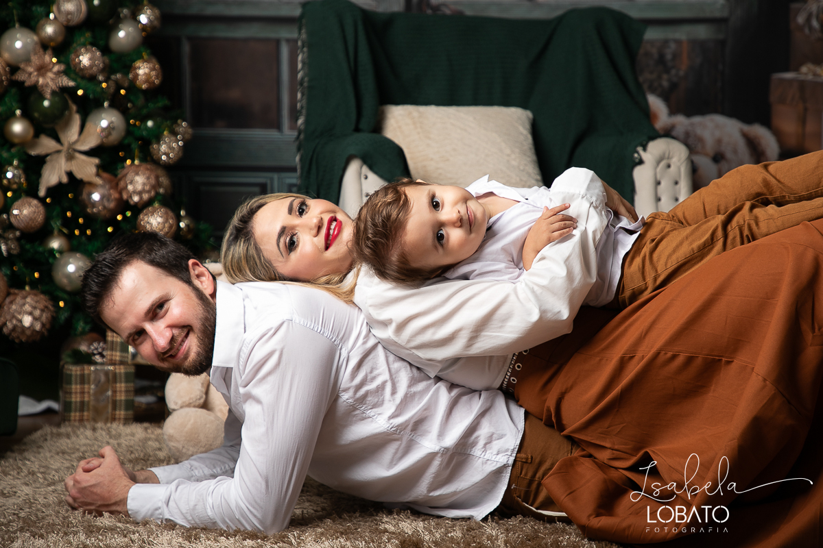 ensaio-fotografico-de-natal-cenario-fotografico-de-natal-fundo-fotografico-de-natal-2024-melhor-fotografo-em-barbacena-retratos-de-natal-mini-sessao-fotografica-de-natal-retratos-de-familia-no-natal-arvore-de-natal-decoracao-de-natal-em-barbacena-natal