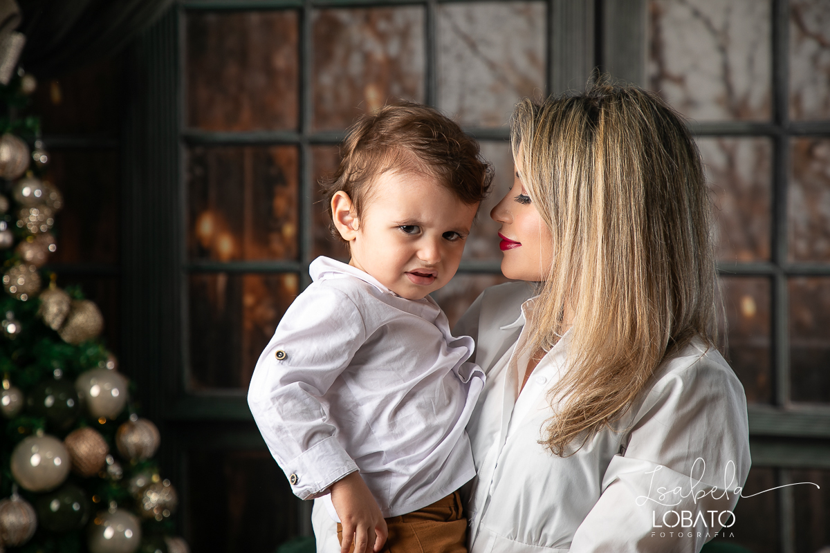 ensaio-fotografico-de-natal-cenario-fotografico-de-natal-fundo-fotografico-de-natal-2024-melhor-fotografo-em-barbacena-retratos-de-natal-mini-sessao-fotografica-de-natal-retratos-de-familia-no-natal-arvore-de-natal-decoracao-de-natal-em-barbacena-natal