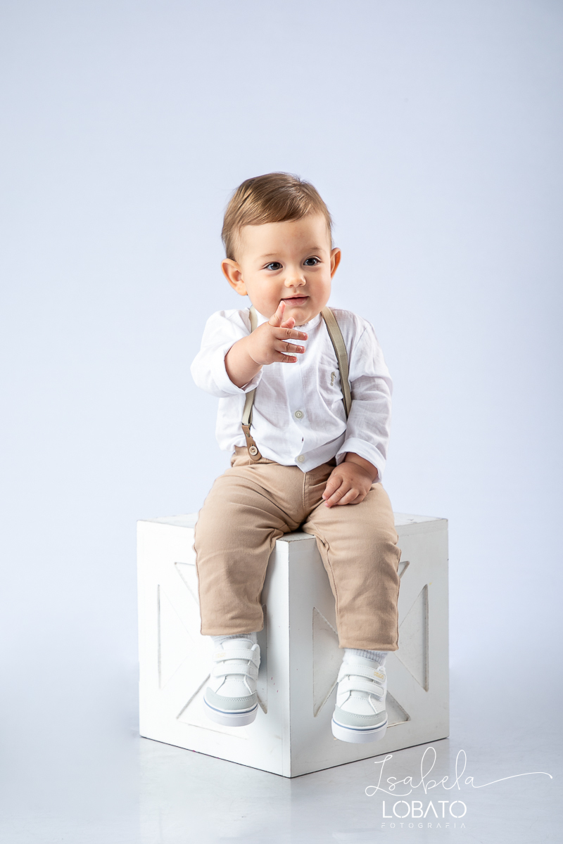 ensaio-fotografico-de-um-ano-ensaio-smash-the-cake-atemporal-clean-fotos-de-um-ano-cenario-fotografico-clean-atemporal-bebe-um-ano-fotografo-infantil-em-barbacena-mg-estudio-fotografico-de-newborn-em-barbacena-mg-isabela-lobato-fotografia-melhor-fotografa