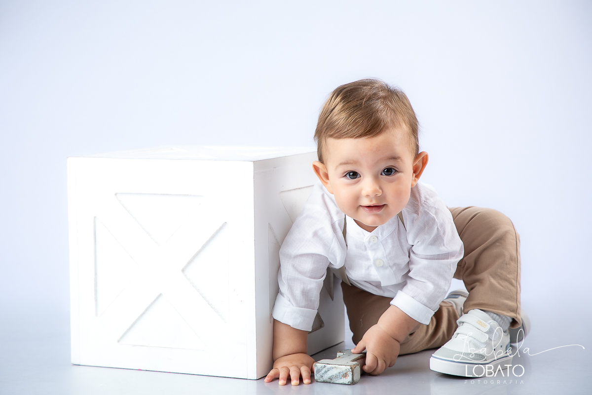 ensaio-fotografico-de-um-ano-ensaio-smash-the-cake-atemporal-clean-fotos-de-um-ano-cenario-fotografico-clean-atemporal-bebe-um-ano-fotografo-infantil-em-barbacena-mg-estudio-fotografico-de-newborn-em-barbacena-mg-isabela-lobato-fotografia-melhor-fotografa