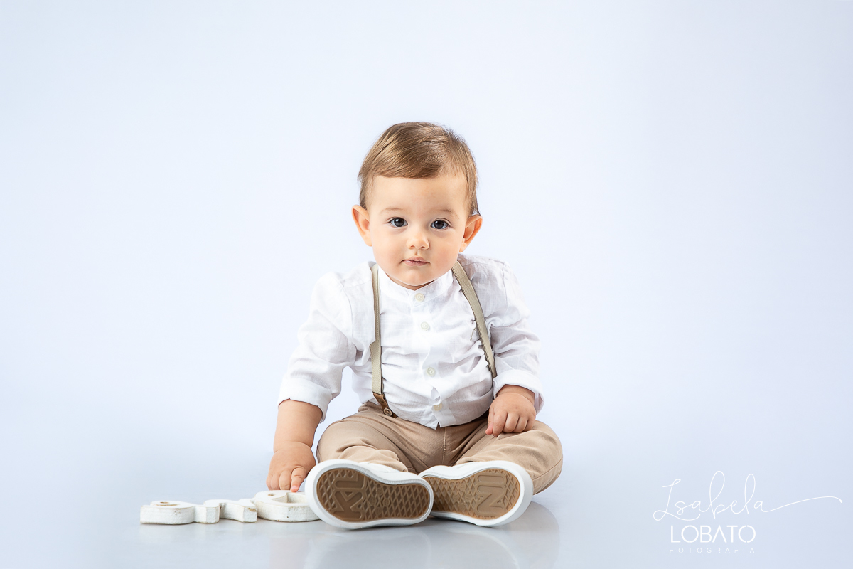 ensaio-fotografico-de-um-ano-ensaio-smash-the-cake-atemporal-clean-fotos-de-um-ano-cenario-fotografico-clean-atemporal-bebe-um-ano-fotografo-infantil-em-barbacena-mg-estudio-fotografico-de-newborn-em-barbacena-mg-isabela-lobato-fotografia-melhor-fotografa