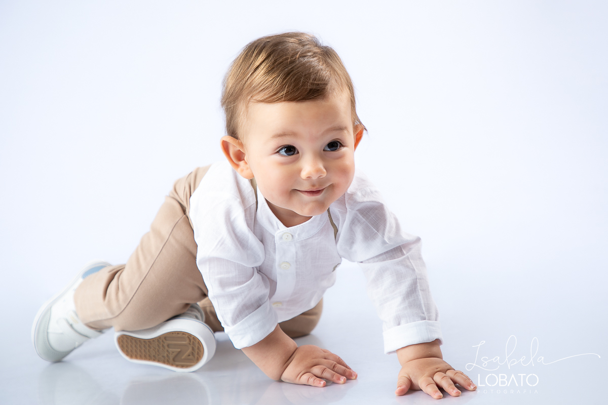 ensaio-fotografico-de-um-ano-ensaio-smash-the-cake-atemporal-clean-fotos-de-um-ano-cenario-fotografico-clean-atemporal-bebe-um-ano-fotografo-infantil-em-barbacena-mg-estudio-fotografico-de-newborn-em-barbacena-mg-isabela-lobato-fotografia-melhor-fotografa
