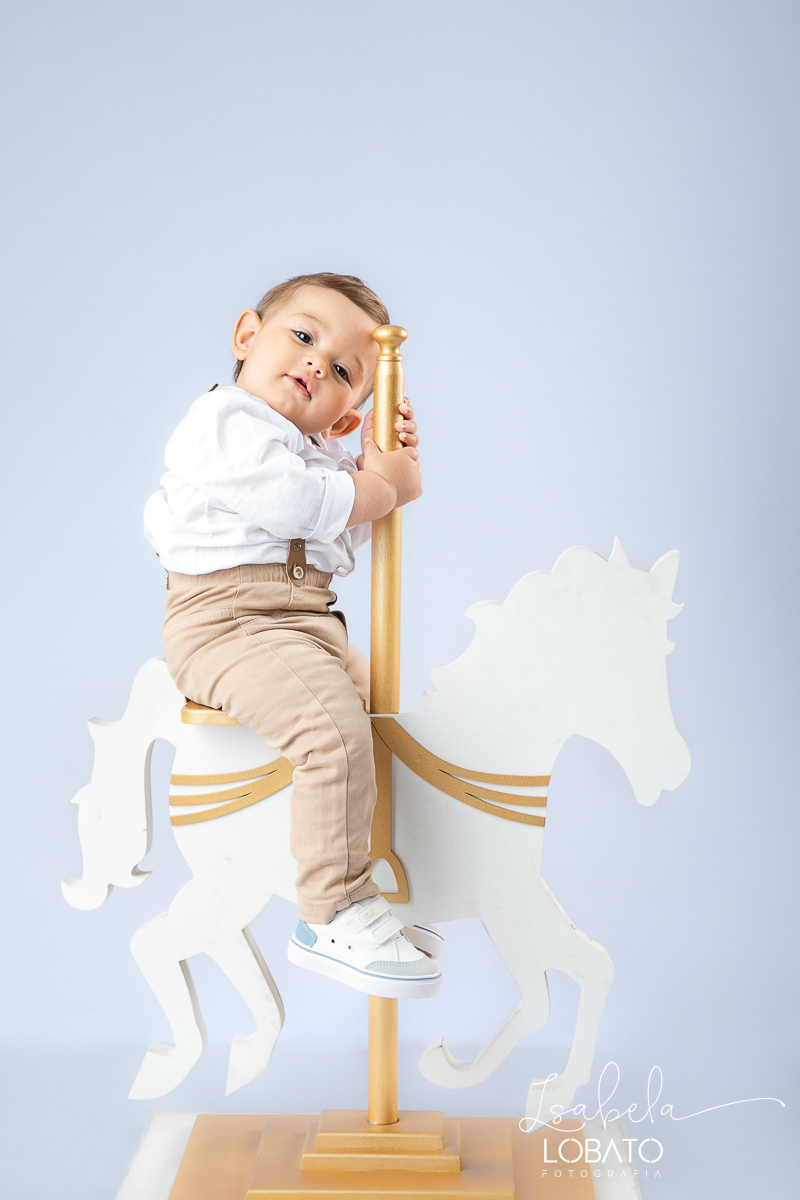 ensaio-fotografico-de-um-ano-ensaio-smash-the-cake-atemporal-clean-fotos-de-um-ano-cenario-fotografico-clean-atemporal-bebe-um-ano-fotografo-infantil-em-barbacena-mg-estudio-fotografico-de-newborn-em-barbacena-mg-isabela-lobato-fotografia-melhor-fotografa