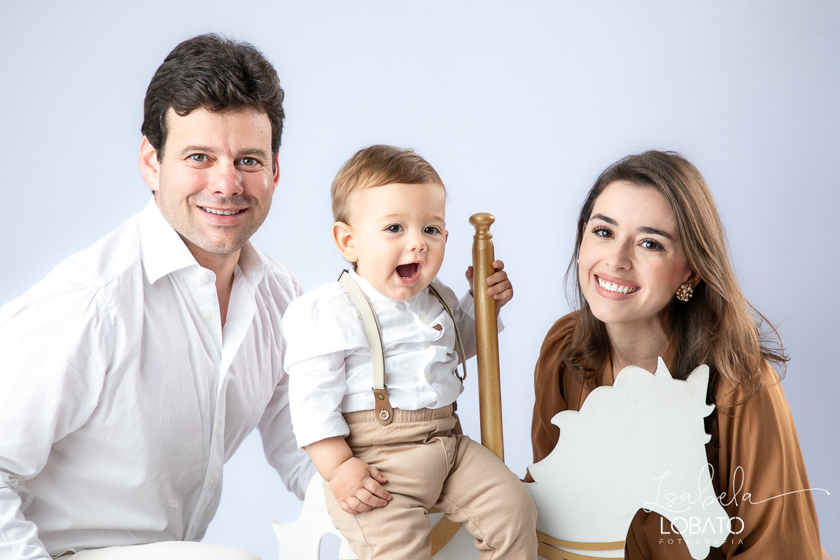 ensaio-fotografico-de-um-ano-ensaio-smash-the-cake-atemporal-clean-fotos-de-um-ano-cenario-fotografico-clean-atemporal-bebe-um-ano-fotografo-infantil-em-barbacena-mg-estudio-fotografico-de-newborn-em-barbacena-mg-isabela-lobato-fotografia-melhor-fotografa