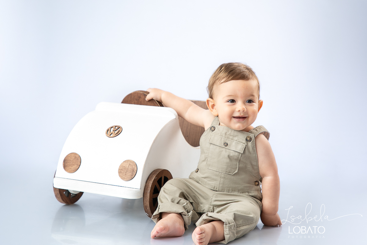 ensaio-fotografico-de-um-ano-ensaio-smash-the-cake-atemporal-clean-fotos-de-um-ano-cenario-fotografico-clean-atemporal-bebe-um-ano-fotografo-infantil-em-barbacena-mg-estudio-fotografico-de-newborn-em-barbacena-mg-isabela-lobato-fotografia-melhor-fotografa