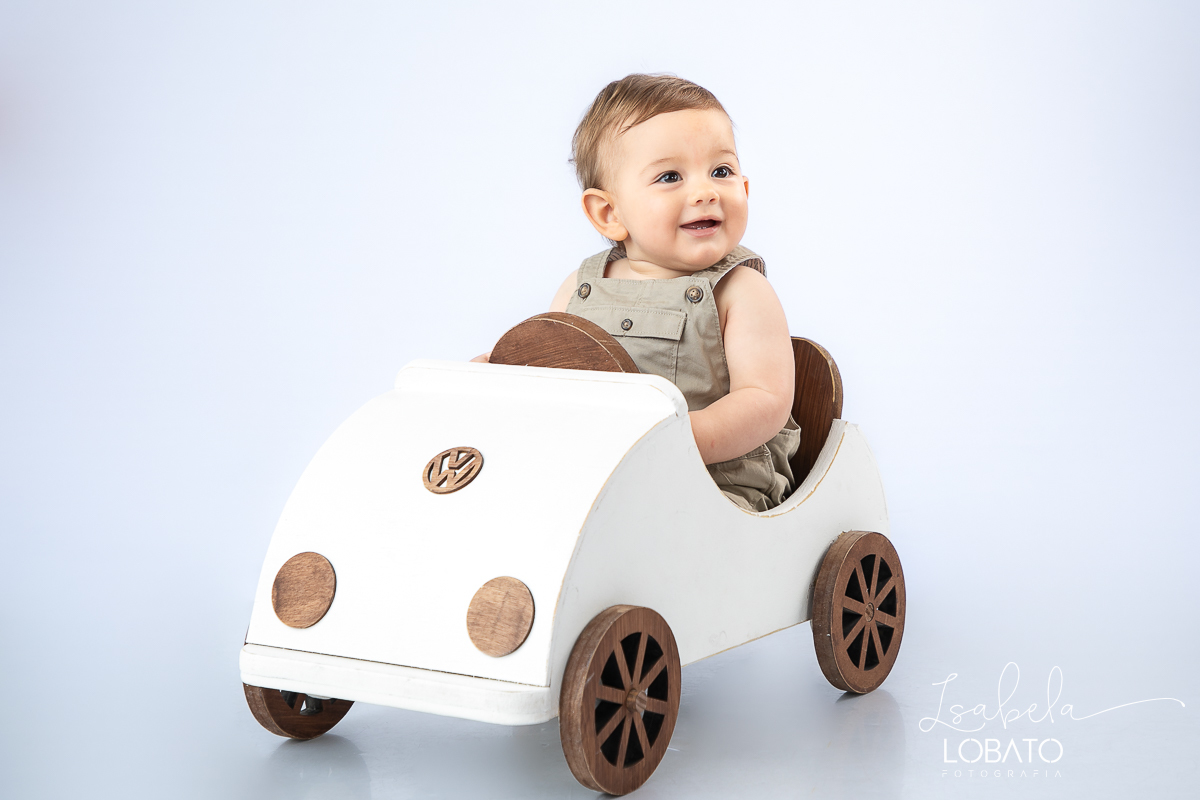ensaio-fotografico-de-um-ano-ensaio-smash-the-cake-atemporal-clean-fotos-de-um-ano-cenario-fotografico-clean-atemporal-bebe-um-ano-fotografo-infantil-em-barbacena-mg-estudio-fotografico-de-newborn-em-barbacena-mg-isabela-lobato-fotografia-melhor-fotografa
