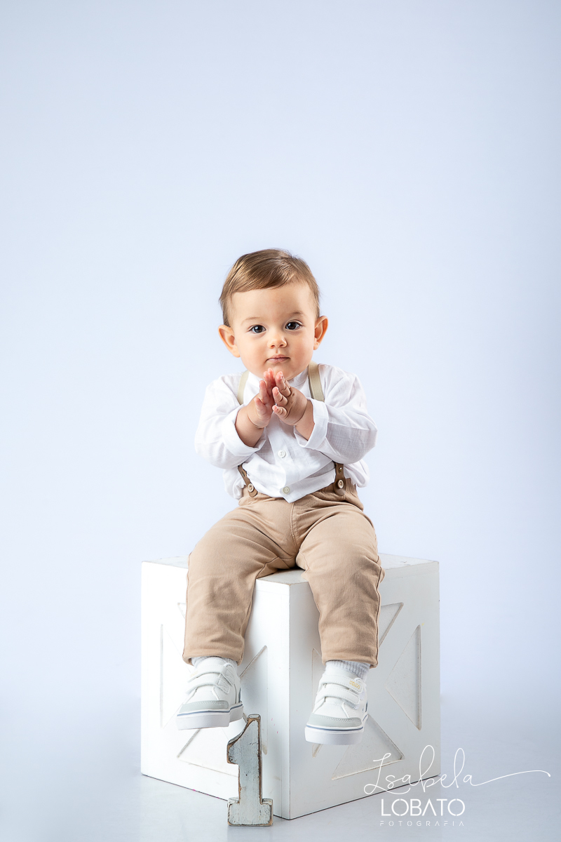 ensaio-fotografico-de-um-ano-ensaio-smash-the-cake-atemporal-clean-fotos-de-um-ano-cenario-fotografico-clean-atemporal-bebe-um-ano-fotografo-infantil-em-barbacena-mg-estudio-fotografico-de-newborn-em-barbacena-mg-isabela-lobato-fotografia-melhor-fotografa