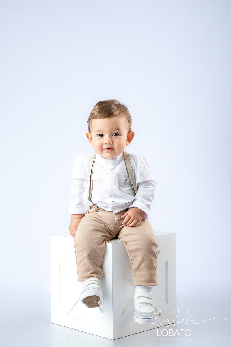 ensaio-fotografico-de-um-ano-ensaio-smash-the-cake-atemporal-clean-fotos-de-um-ano-cenario-fotografico-clean-atemporal-bebe-um-ano-fotografo-infantil-em-barbacena-mg-estudio-fotografico-de-newborn-em-barbacena-mg-isabela-lobato-fotografia-melhor-fotografa