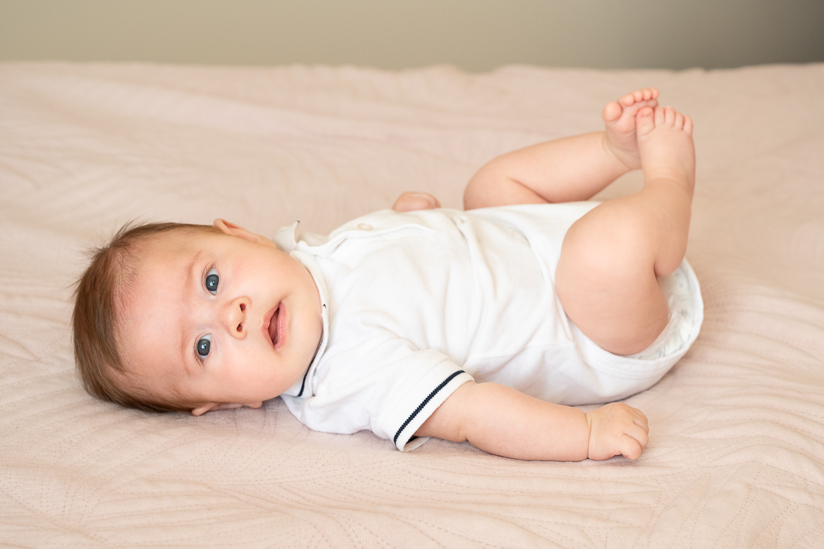 ensaio-lifestyle-bebe-3-meses-fases-do-bebe-acompanhamento-fotografico-de-bebe-fotos-bebe-de-3-meses-fotografa-infantil-em-barbacena-melhor-fotografa-de-barbacena-e-regiao-estudio-fotografico-infantil-barbacena-newborn-barbacena-isabela-lobato-fotografia
