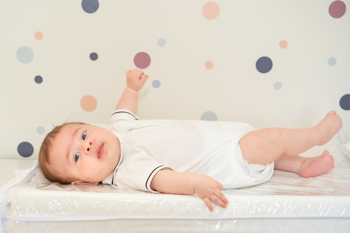 ensaio-lifestyle-bebe-3-meses-fases-do-bebe-acompanhamento-fotografico-de-bebe-fotos-bebe-de-3-meses-fotografa-infantil-em-barbacena-melhor-fotografa-de-barbacena-e-regiao-estudio-fotografico-infantil-barbacena-newborn-barbacena-isabela-lobato-fotografia