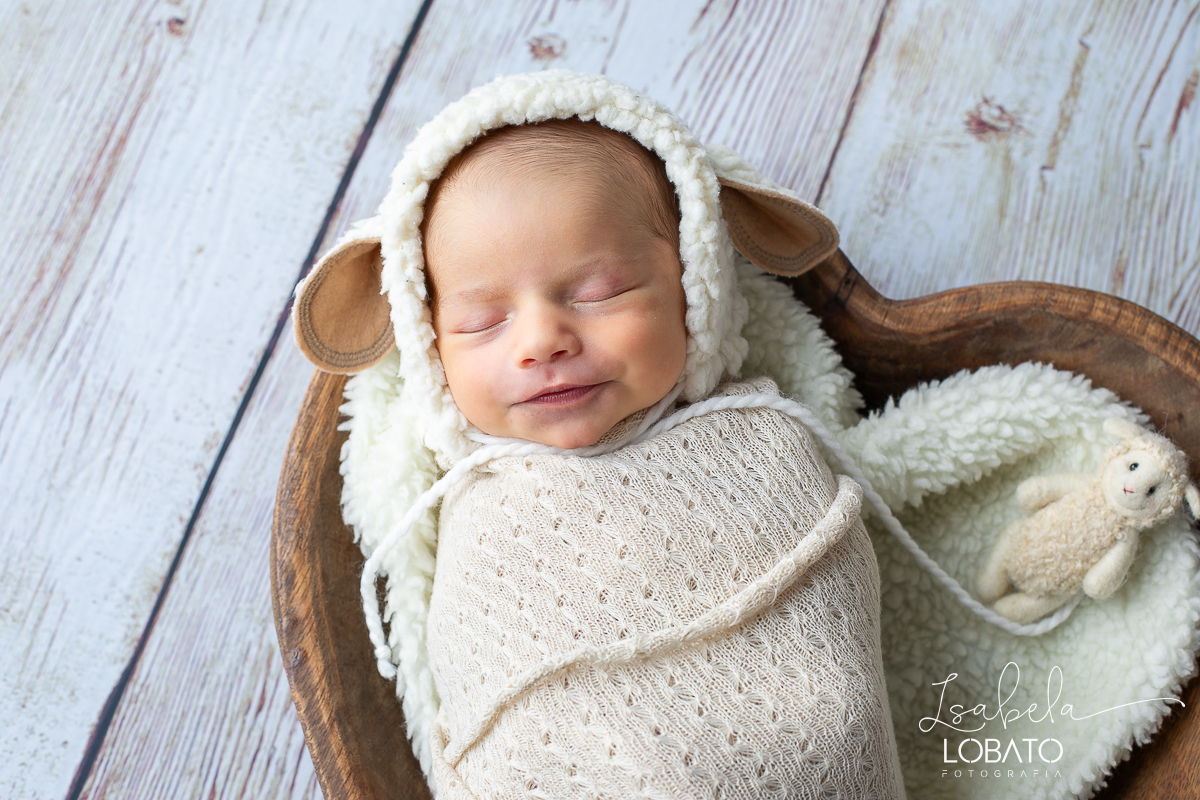 ensaio-fotografico-de-bebe-recem-nascido-ensaio-newborn-em-barbacena-estudio-fotografico-em-barbacena-isabela-lobato-fotografia-fotografa-de-batizado-em-barbacena-a-melhor-fotografa-de-barbacena-e-regiao-isabela-lobato-fotografia-fotos-de-newborn