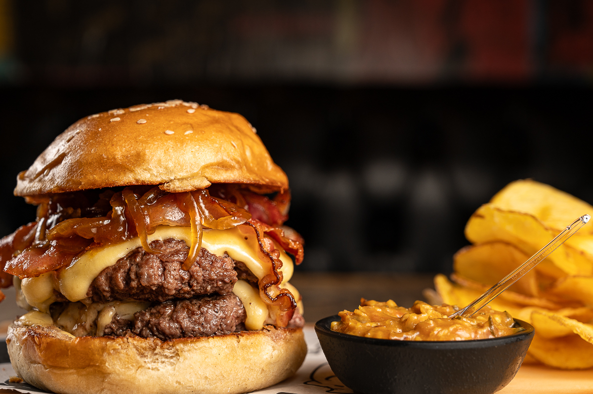 hamburguer-artesanal-foto-de-hamburguer-artesanal-melhor-hamburgueria-de-barbacena-mg-melhores-bares-em-barbacena-fotografia-de-alimentos-fotografa-de-alimentos-minas-gerais-isabela-lobato-fotografa-de-gastronomia-festival-gastronomico-de-tiradentes-mg