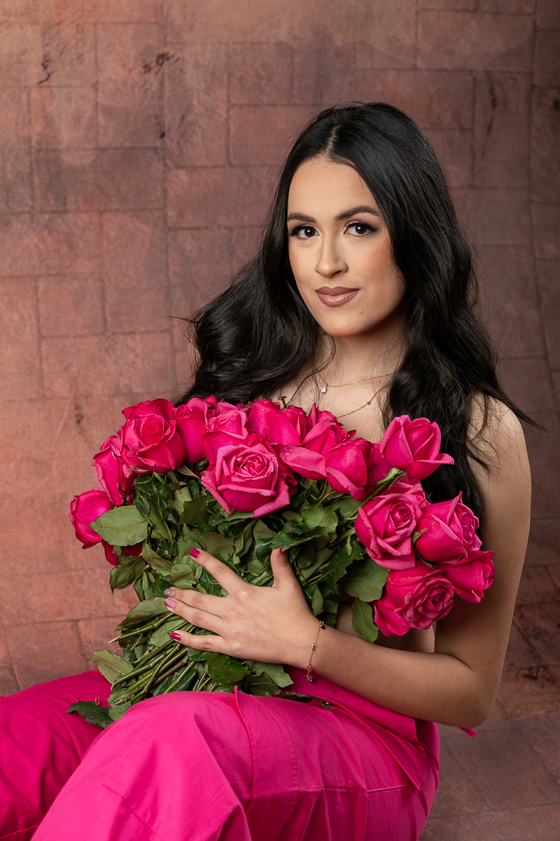 ensaio-fotografico-para-empoderamento-feminino-ensaio-fotografico-com-rosas-ensaio-fotografico-de-18-anos-book-de-18-anos-ideia-de-poses-para-ensaio-fotografico-feminino-buque-de-rosas-pink-fotografo-de-modelo-profissional-fotografo-em-Barbacena-MG