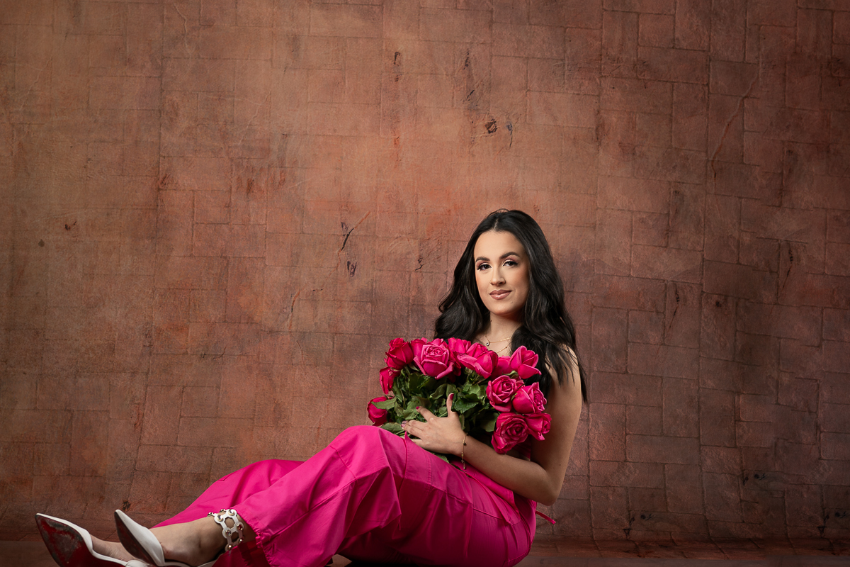 ensaio-fotografico-para-empoderamento-feminino-ensaio-fotografico-com-rosas-ensaio-fotografico-de-18-anos-book-de-18-anos-ideia-de-poses-para-ensaio-fotografico-feminino-buque-de-rosas-pink-fotografo-de-modelo-profissional-fotografo-em-Barbacena-MG