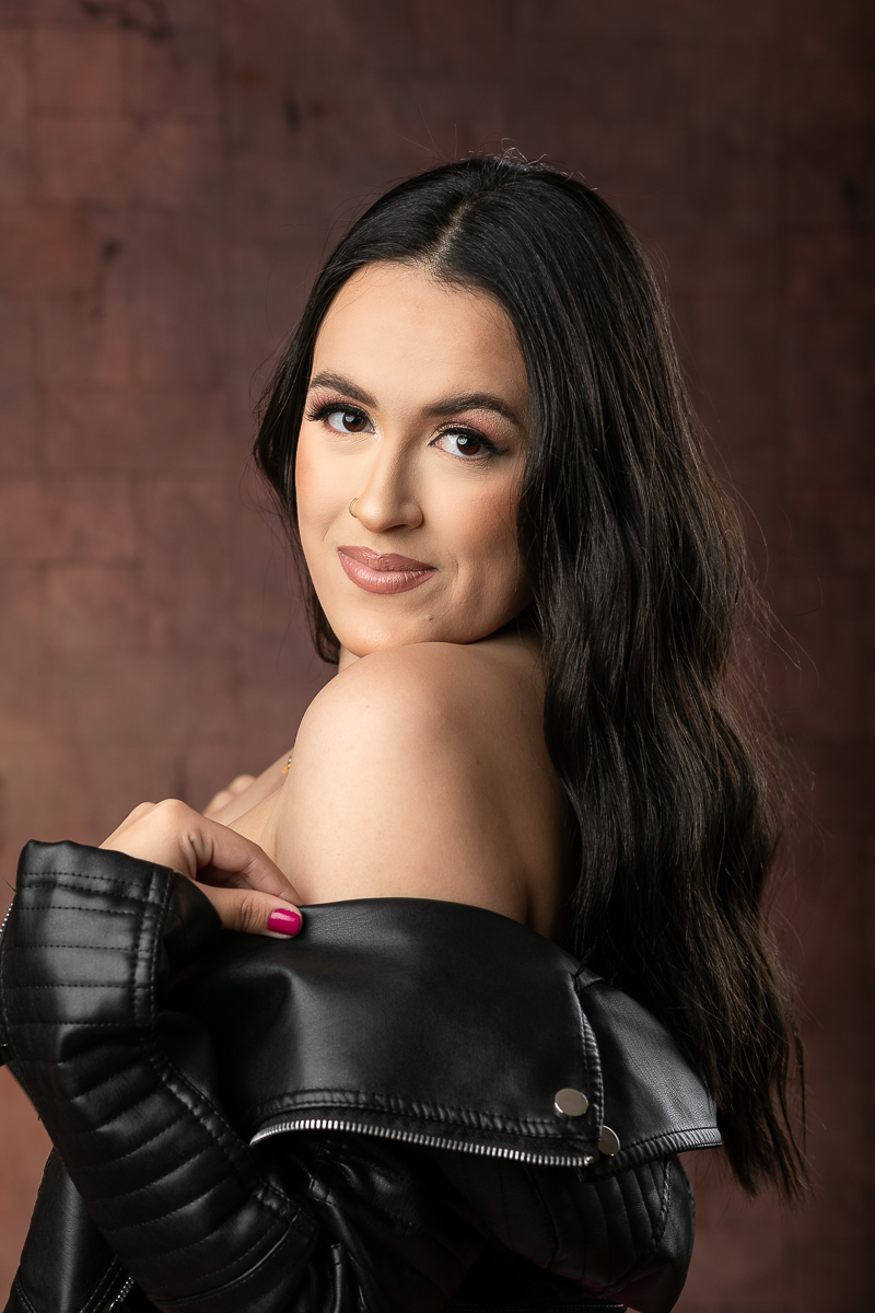 ensaio-fotografico-para-empoderamento-feminino-ensaio-fotografico-com-rosas-ensaio-fotografico-de-18-anos-book-de-18-anos-ideia-de-poses-para-ensaio-fotografico-feminino-buque-de-rosas-pink-fotografo-de-modelo-profissional-fotografo-em-Barbacena-MG