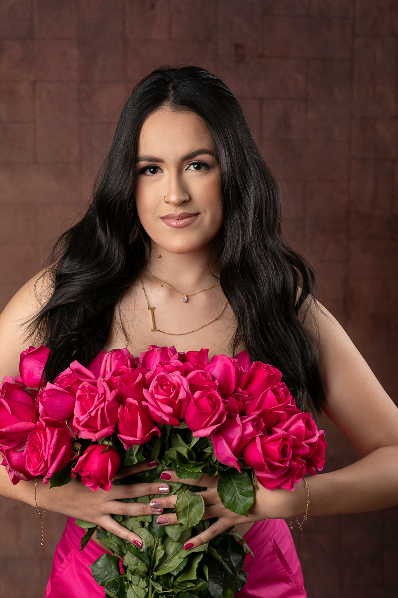 ensaio-fotografico-para-empoderamento-feminino-ensaio-fotografico-com-rosas-ensaio-fotografico-de-18-anos-book-de-18-anos-ideia-de-poses-para-ensaio-fotografico-feminino-buque-de-rosas-pink-fotografo-de-modelo-profissional-fotografo-em-Barbacena-MG