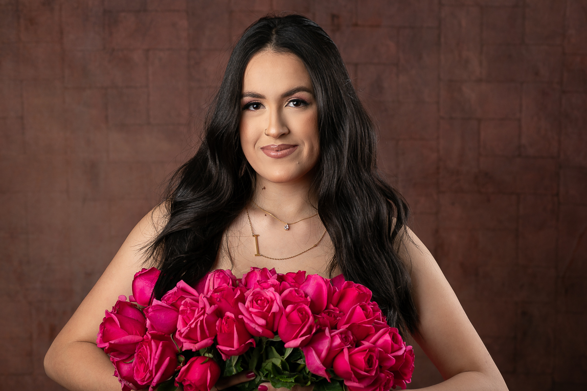 ensaio-fotografico-para-empoderamento-feminino-ensaio-fotografico-com-rosas-ensaio-fotografico-de-18-anos-book-de-18-anos-ideia-de-poses-para-ensaio-fotografico-feminino-buque-de-rosas-pink-fotografo-de-modelo-profissional-fotografo-em-Barbacena-MG