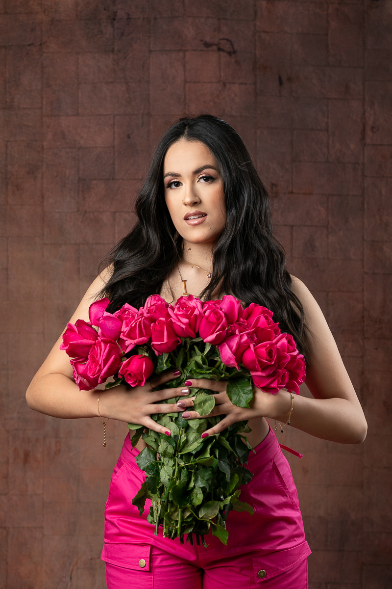 ensaio-fotografico-para-empoderamento-feminino-ensaio-fotografico-com-rosas-ensaio-fotografico-de-18-anos-book-de-18-anos-ideia-de-poses-para-ensaio-fotografico-feminino-buque-de-rosas-pink-fotografo-de-modelo-profissional-fotografo-em-Barbacena-MG