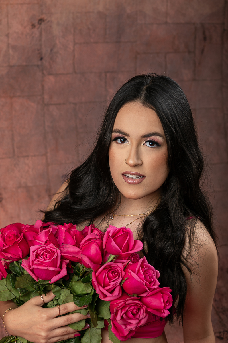 ensaio-fotografico-para-empoderamento-feminino-ensaio-fotografico-com-rosas-ensaio-fotografico-de-18-anos-book-de-18-anos-ideia-de-poses-para-ensaio-fotografico-feminino-buque-de-rosas-pink-fotografo-de-modelo-profissional-fotografo-em-Barbacena-MG