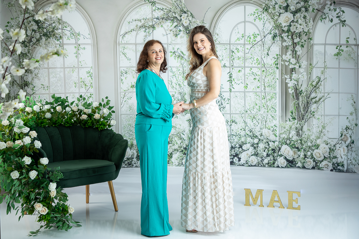 ensaio-fotografico-dia-das-maes-2025-cenario-fotografico-de-dia-das-maes-fundo-fotografico-dia-das-maes-ideia-de-cenario-para-o-dia-das-maes-mini-sessao-fotografica-do-dia-das-maes-amor-de-mae-fotos-dos-dias-das-maes-ideia-de-pose-ensaio-do-dia-das-maes