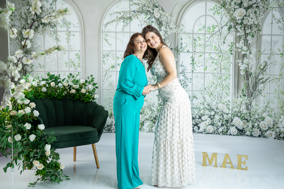 ensaio-fotografico-dia-das-maes-2025-cenario-fotografico-de-dia-das-maes-fundo-fotografico-dia-das-maes-ideia-de-cenario-para-o-dia-das-maes-mini-sessao-fotografica-do-dia-das-maes-amor-de-mae-fotos-dos-dias-das-maes-ideia-de-pose-ensaio-do-dia-das-maes