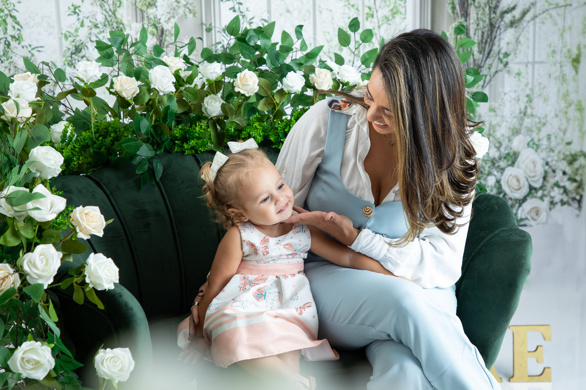 ensaio-fotografico-dia-das-maes-2025-cenario-fotografico-de-dia-das-maes-fundo-fotografico-dia-das-maes-ideia-de-cenario-para-o-dia-das-maes-mini-sessao-fotografica-do-dia-das-maes-amor-de-mae-fotos-dos-dias-das-maes-ideia-de-pose-ensaio-do-dia-das-maes