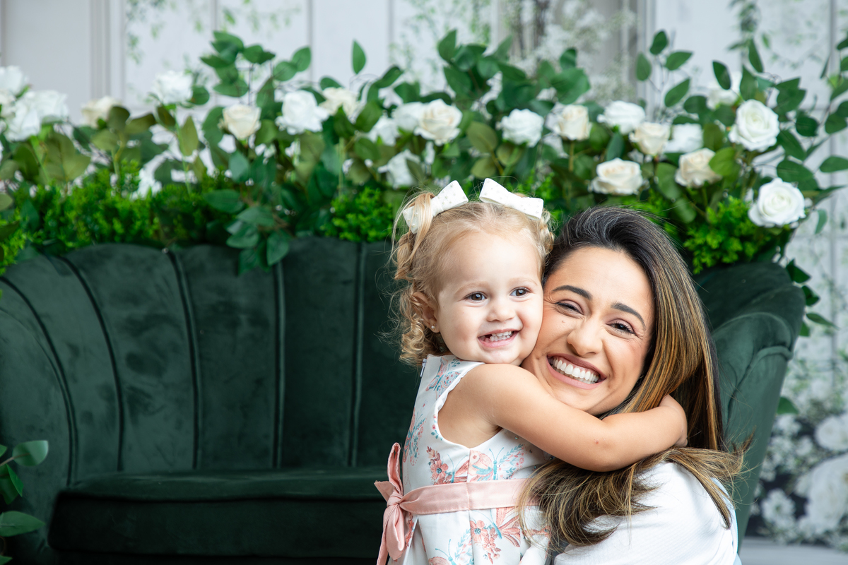 ensaio-fotografico-dia-das-maes-2025-cenario-fotografico-de-dia-das-maes-fundo-fotografico-dia-das-maes-ideia-de-cenario-para-o-dia-das-maes-mini-sessao-fotografica-do-dia-das-maes-amor-de-mae-fotos-dos-dias-das-maes-ideia-de-pose-ensaio-do-dia-das-maes