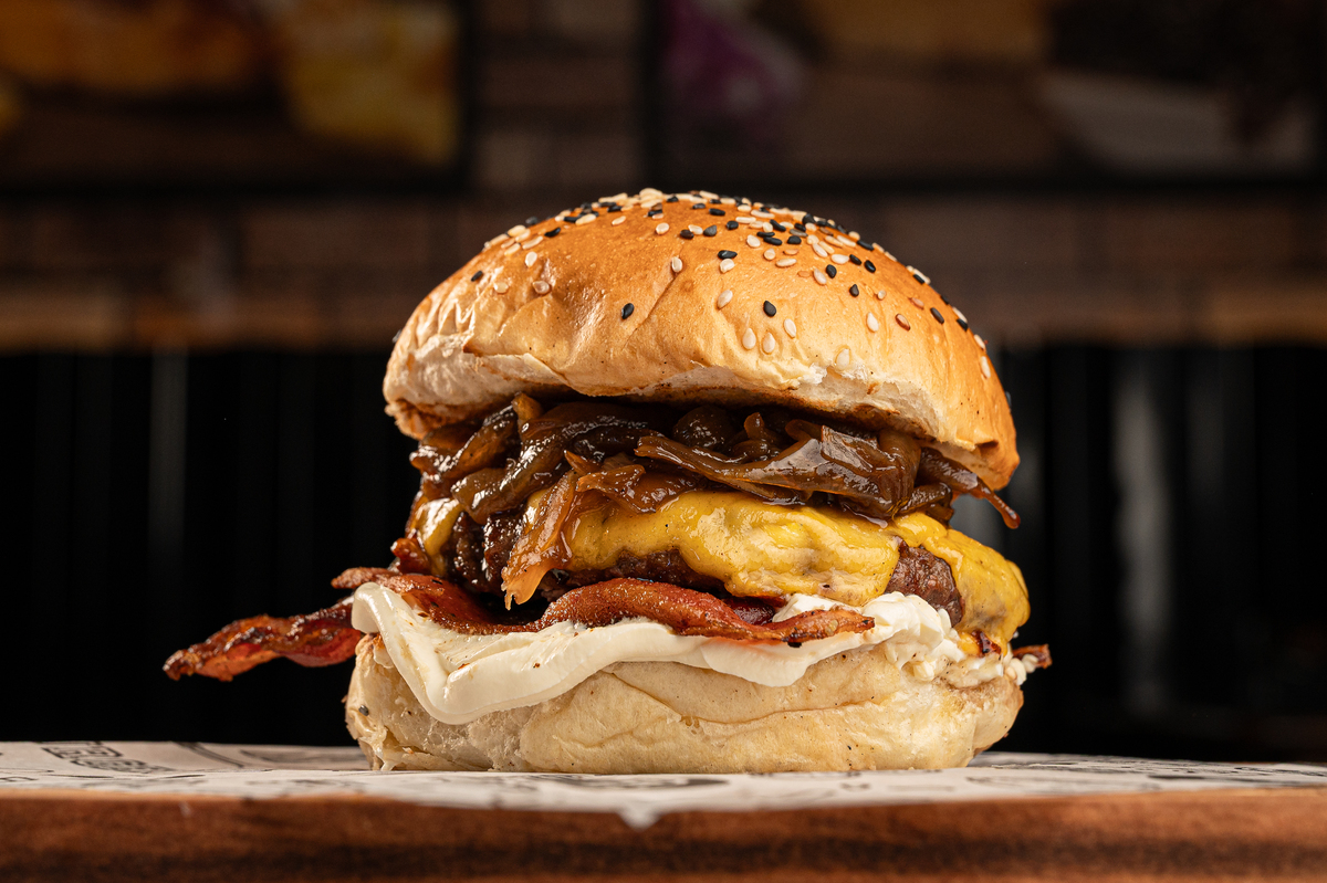 fotografia-de-alimentos-fotografia-de-hamburguer-artesanal-JPBBQ-rio-pomba-jpbbq-blend-de-carne-saboroso-melhor-fotografo-de-alimentos-de-minas-gerais-isabela-lobato-fotografia-comer-com-os-olhos-foto-que-da-agua-na-boca-fotografa-de-comida-isabela-lobato