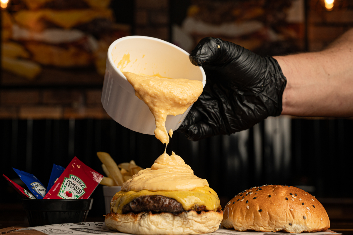 fotografia-de-alimentos-fotografia-de-hamburguer-artesanal-JPBBQ-rio-pomba-jpbbq-blend-de-carne-saboroso-melhor-fotografo-de-alimentos-de-minas-gerais-isabela-lobato-fotografia-comer-com-os-olhos-foto-que-da-agua-na-boca-fotografa-de-comida-isabela-lobato