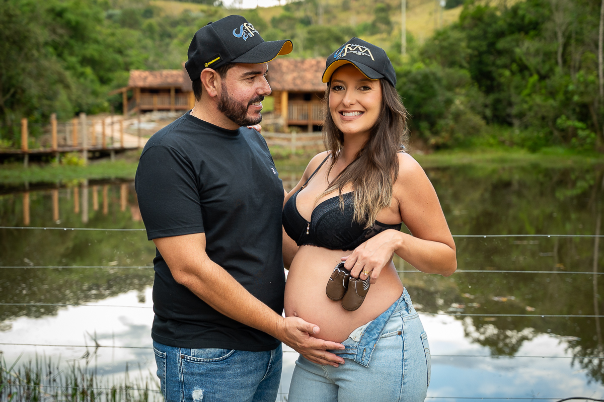 ensaio-gestante-em-barbacena-fotografa-de-gestante-isabela-lobato-fotografia-gestacao-9-meses-look-de-gestante-para-ensaio-fotografico-local-para-ensaio-externo-em-barbacena-fazenda-maracuja-em-pinheiro-grosso-criacao-de-bufalas-em-barbacena-estudio-fotos