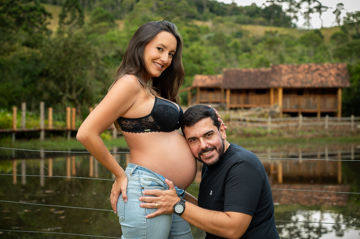 ensaio-gestante-em-barbacena-fotografa-de-gestante-isabela-lobato-fotografia-gestacao-9-meses-look-de-gestante-para-ensaio-fotografico-local-para-ensaio-externo-em-barbacena-fazenda-maracuja-em-pinheiro-grosso-criacao-de-bufalas-em-barbacena-estudio-fotos