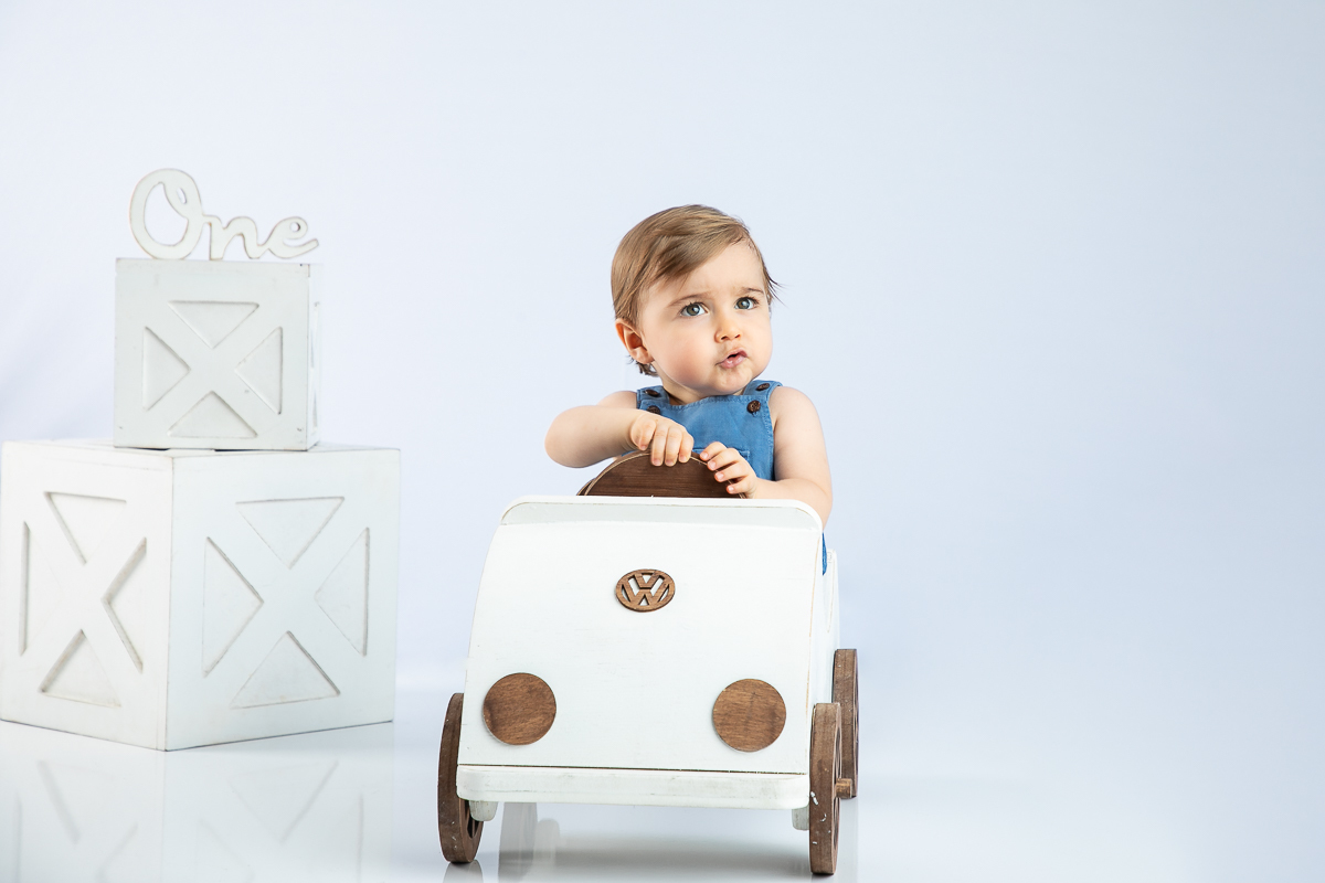 ensaio-fotografico-de-um-ano-ensaio-smash-the-cake-ensaio-esmagando-o-bolo-ensaio-fotografico-infantil-retro-em-estudio-fusca-meu-fusca-love-fusca-infantil-fotografa-especializada-em-bebes-e-criancas-em-barbacena-isabela-lobato-fotografia