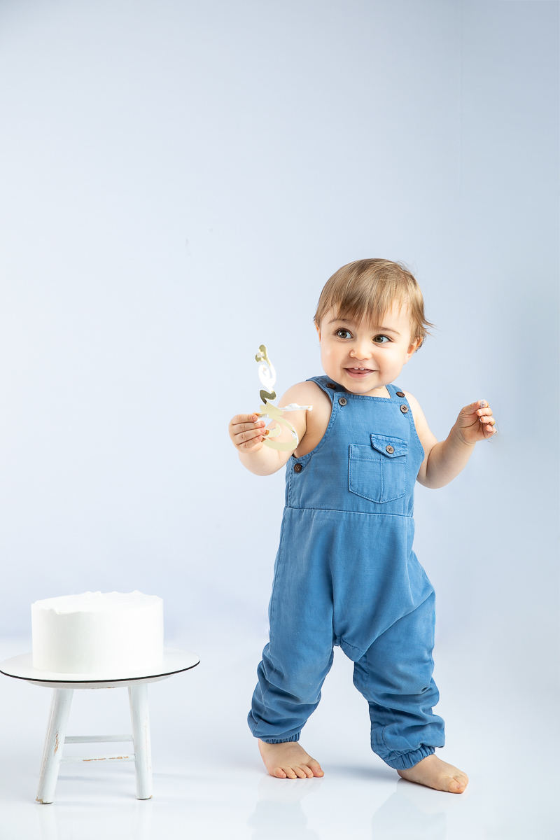 ensaio-fotografico-de-um-ano-ensaio-smash-the-cake-ensaio-esmagando-o-bolo-ensaio-fotografico-infantil-retro-em-estudio-fusca-meu-fusca-love-fusca-infantil-fotografa-especializada-em-bebes-e-criancas-em-barbacena-isabela-lobato-fotografia