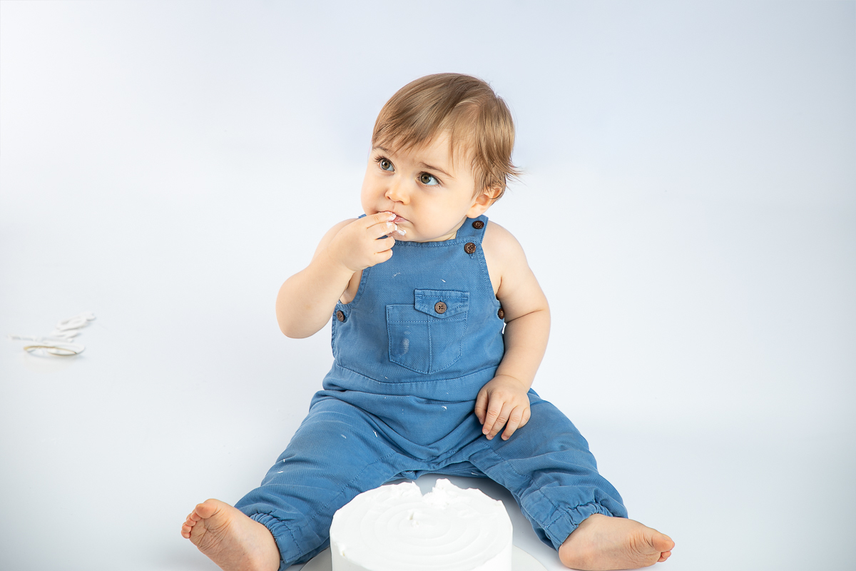 ensaio-fotografico-de-um-ano-ensaio-smash-the-cake-ensaio-esmagando-o-bolo-ensaio-fotografico-infantil-retro-em-estudio-fusca-meu-fusca-love-fusca-infantil-fotografa-especializada-em-bebes-e-criancas-em-barbacena-isabela-lobato-fotografia