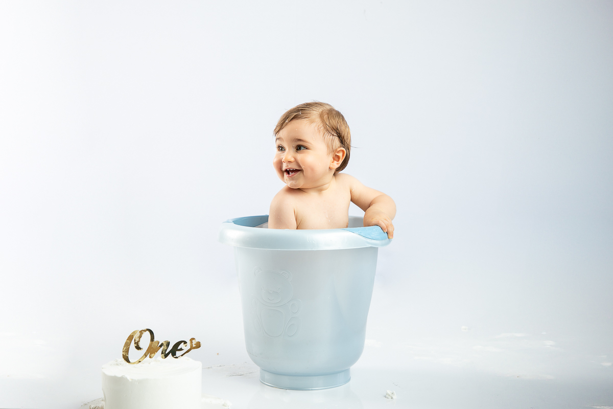 ensaio-fotografico-de-um-ano-ensaio-smash-the-cake-ensaio-esmagando-o-bolo-ensaio-fotografico-infantil-retro-em-estudio-fusca-meu-fusca-love-fusca-infantil-fotografa-especializada-em-bebes-e-criancas-em-barbacena-isabela-lobato-fotografia