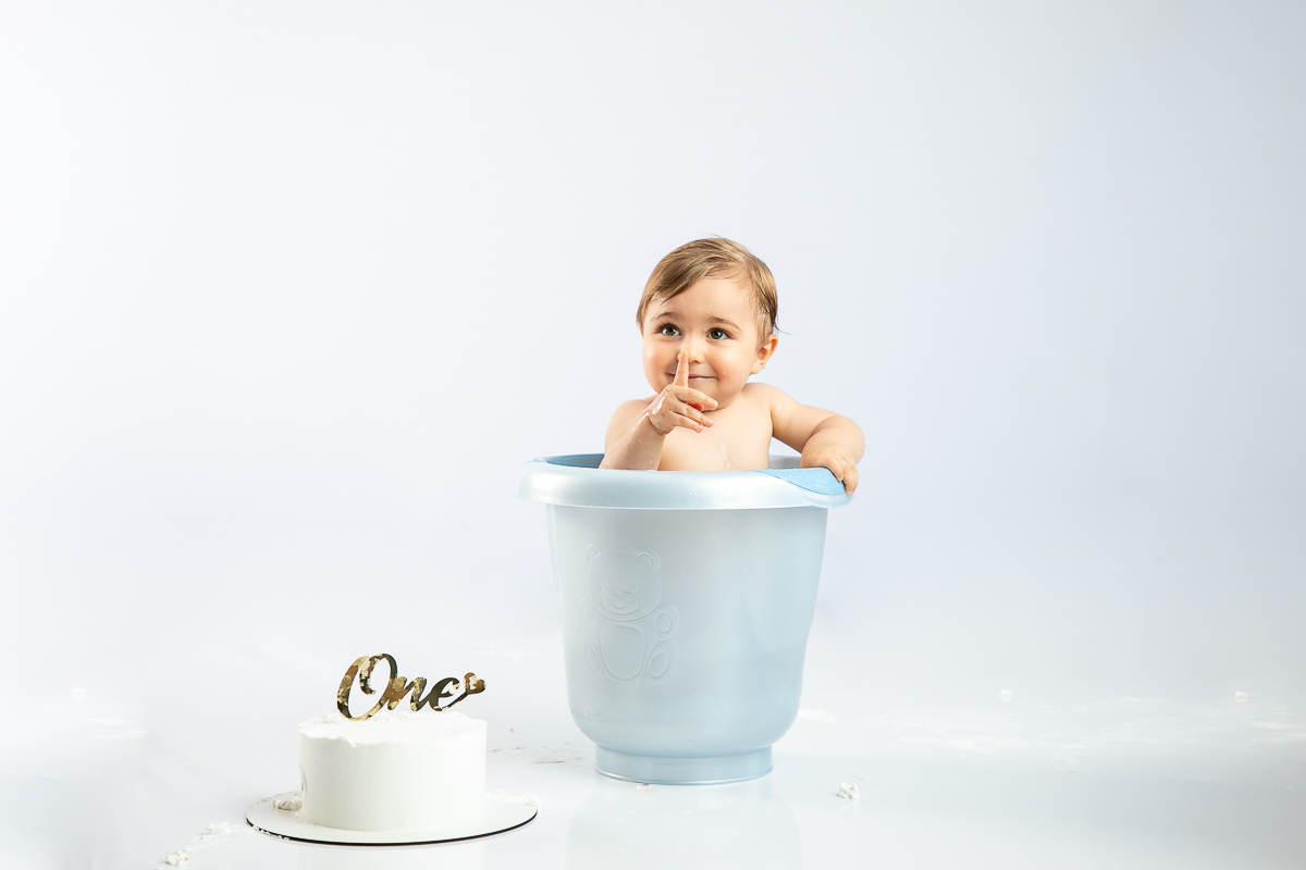 ensaio-fotografico-de-um-ano-ensaio-smash-the-cake-ensaio-esmagando-o-bolo-ensaio-fotografico-infantil-retro-em-estudio-fusca-meu-fusca-love-fusca-infantil-fotografa-especializada-em-bebes-e-criancas-em-barbacena-isabela-lobato-fotografia