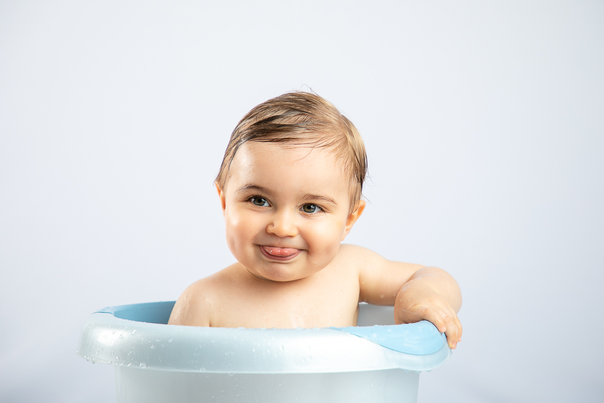 ensaio-fotografico-de-um-ano-ensaio-smash-the-cake-ensaio-esmagando-o-bolo-ensaio-fotografico-infantil-retro-em-estudio-fusca-meu-fusca-love-fusca-infantil-fotografa-especializada-em-bebes-e-criancas-em-barbacena-isabela-lobato-fotografia
