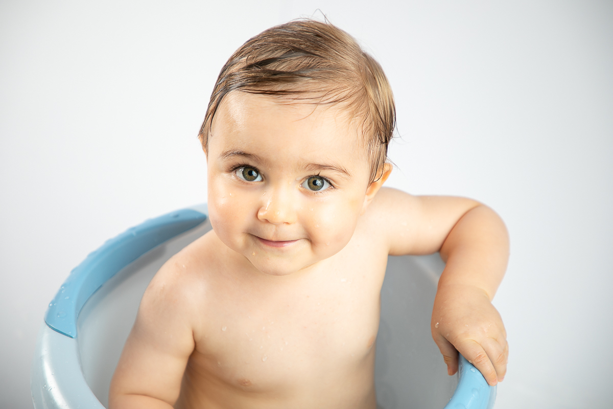 ensaio-fotografico-de-um-ano-ensaio-smash-the-cake-ensaio-esmagando-o-bolo-ensaio-fotografico-infantil-retro-em-estudio-fusca-meu-fusca-love-fusca-infantil-fotografa-especializada-em-bebes-e-criancas-em-barbacena-isabela-lobato-fotografia